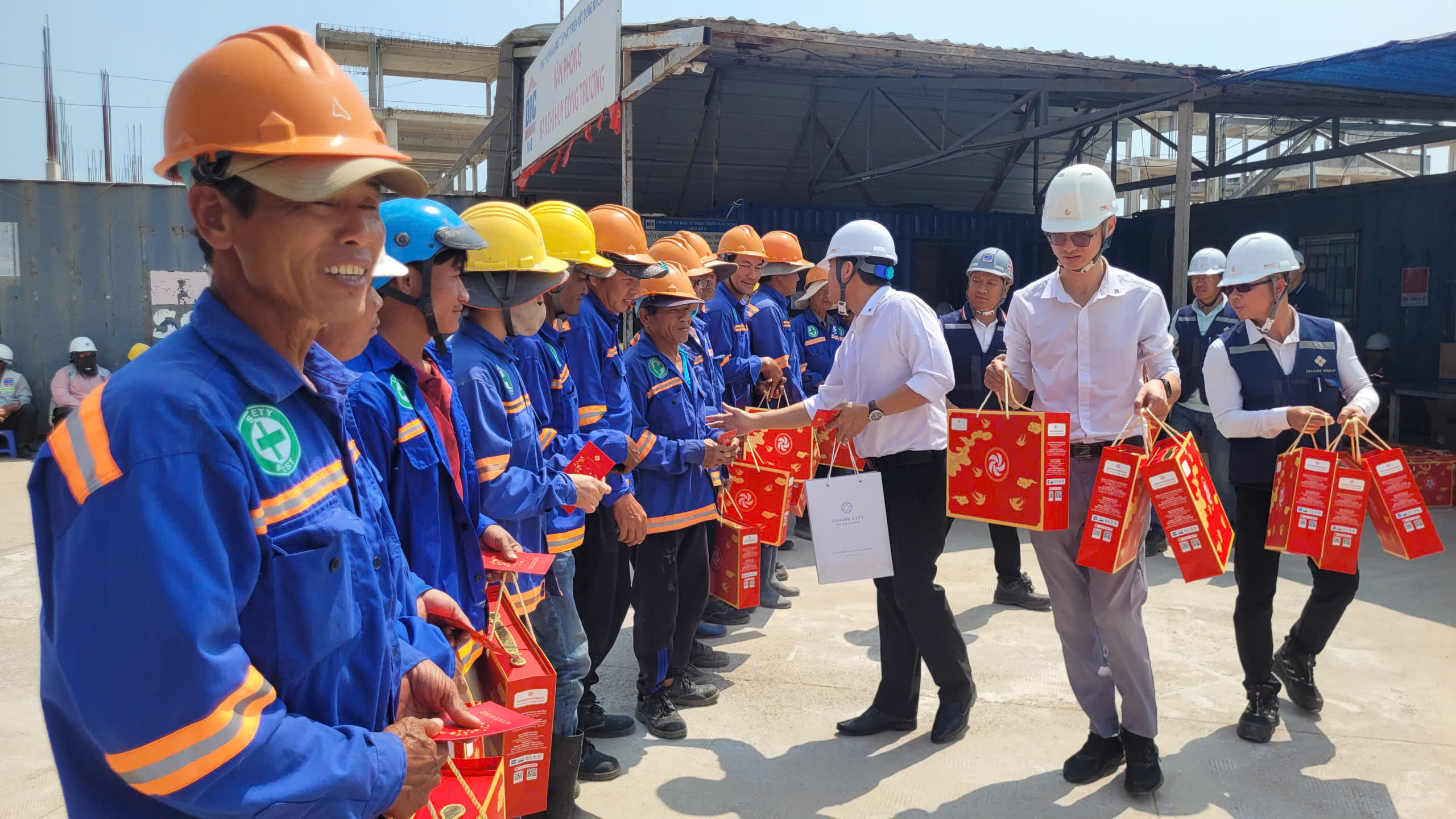 CHARM GROUP MANG NIỀM VUI TẾT ĐẾN CÔNG TRƯỜNG CHARM RESORT HỒ TRÀM